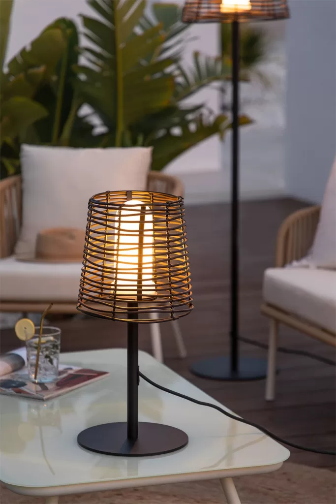 Lámpara de mesa para exterior iluminando con luz natural