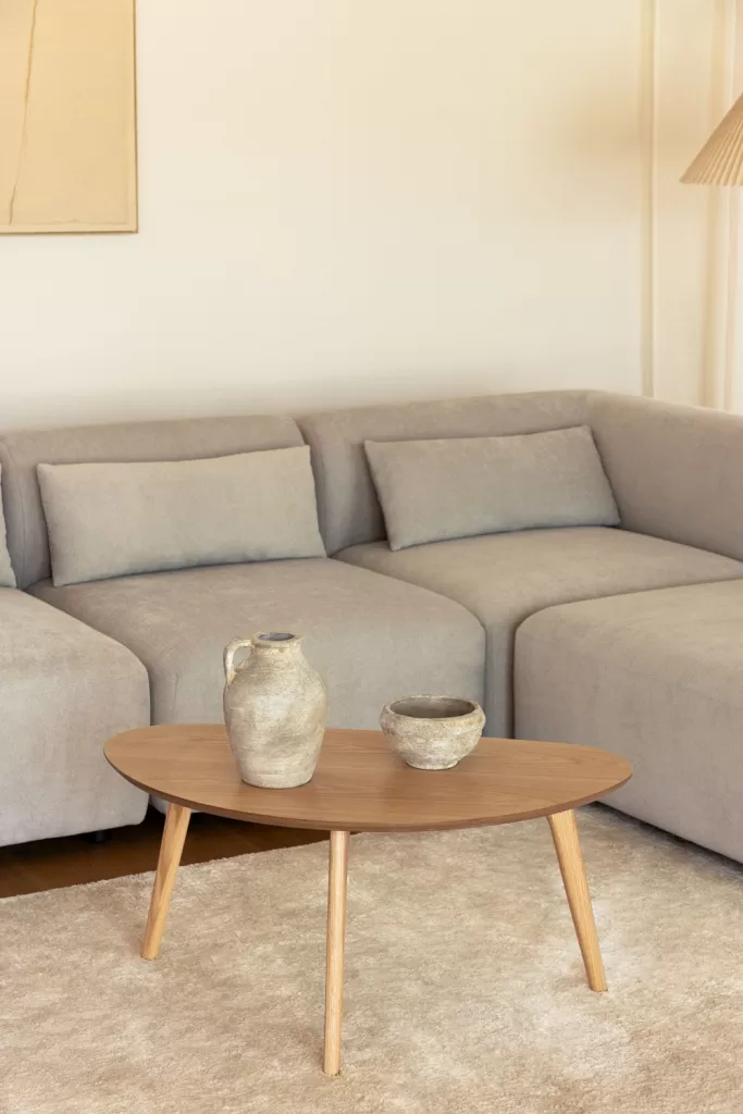 Un salón pequeño rectangular decorado, con una mesa de centro de madera