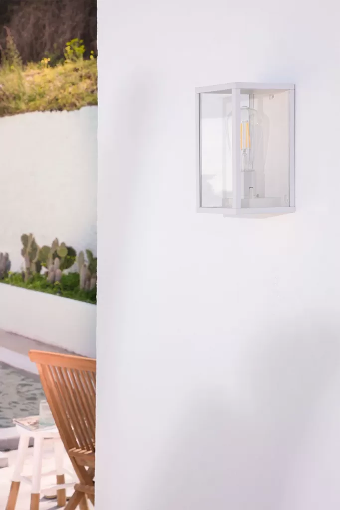 Aplique de pared con diseño moderno en un patio exterior blanco, ideal para la iluminación y decoración de patios con un estilo minimalista y elegante.