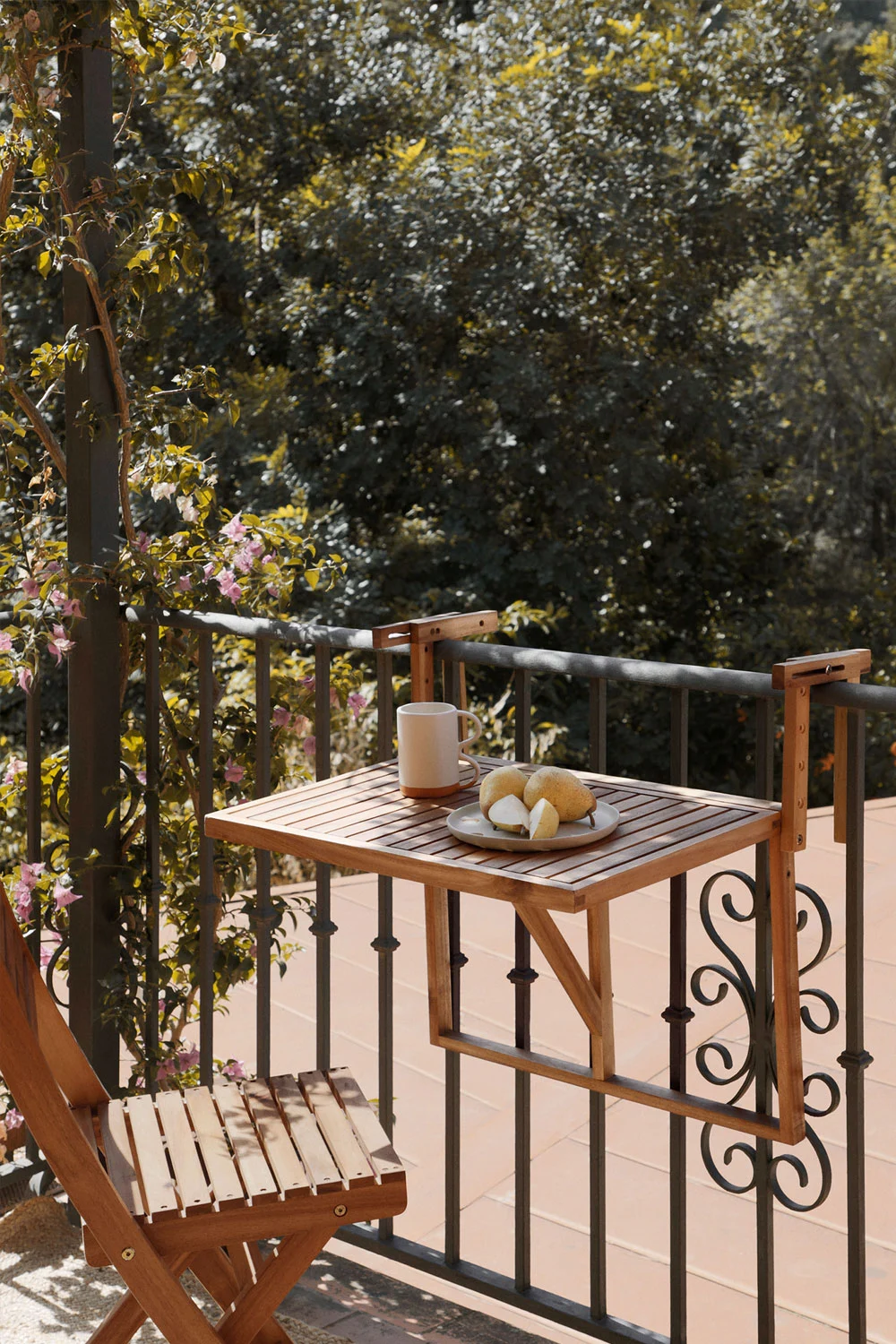 Varanda pequena com mesa dobrável de madeira pendurada na grade, ideal para otimizar espaço em pequenas áreas externas.